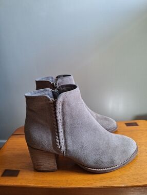 BLONDO NINA Waterproof  Suede Block Heel Ankle Boots Size  8M